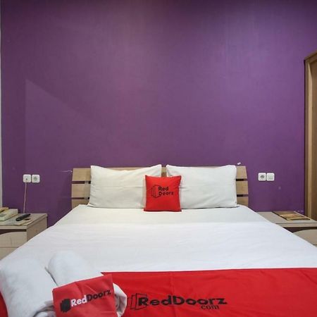 Hotel Reddoorz @ Urip Sumoharjo Surabaya Exterior foto