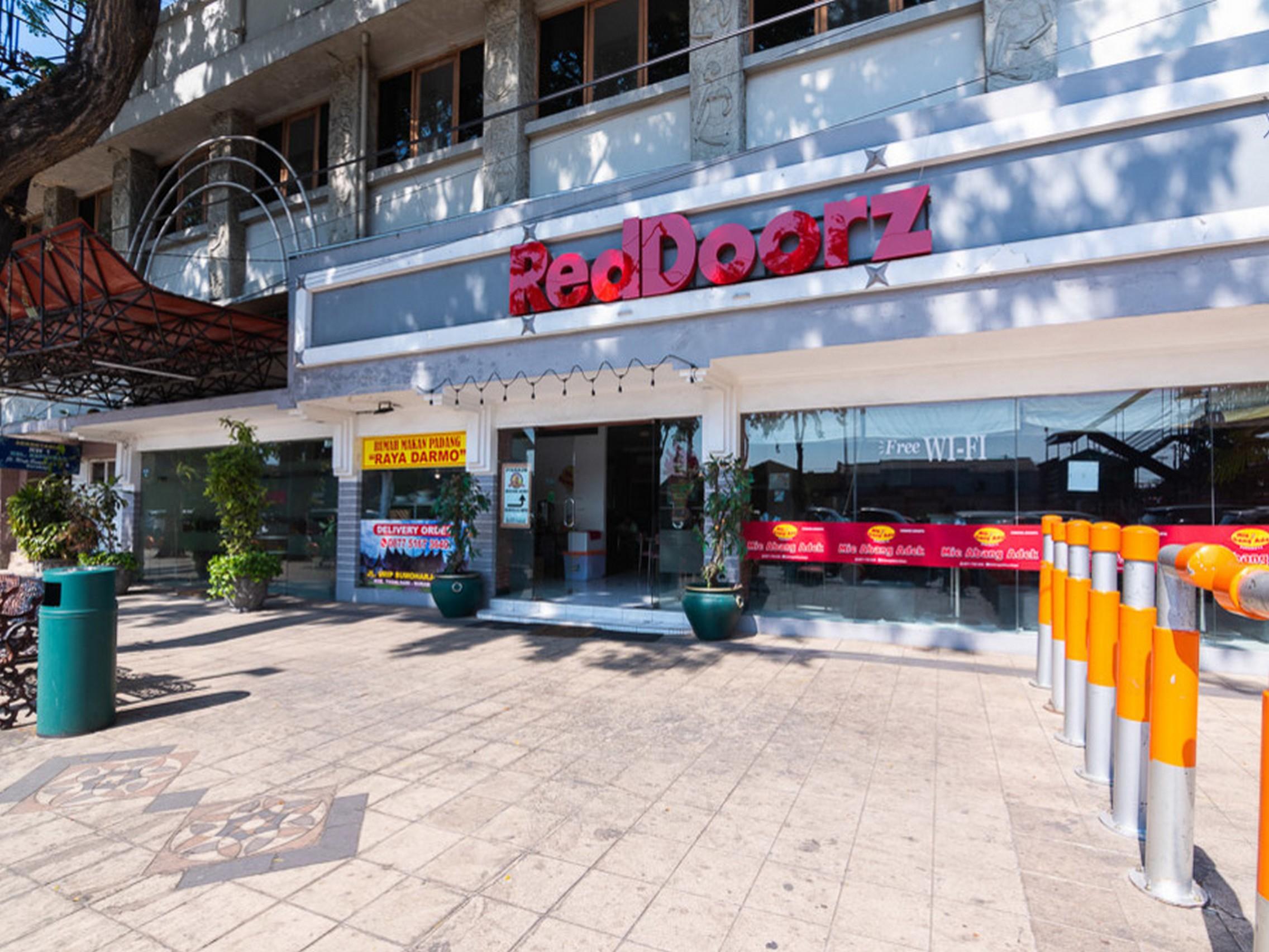 Hotel Reddoorz @ Urip Sumoharjo Surabaya Exterior foto